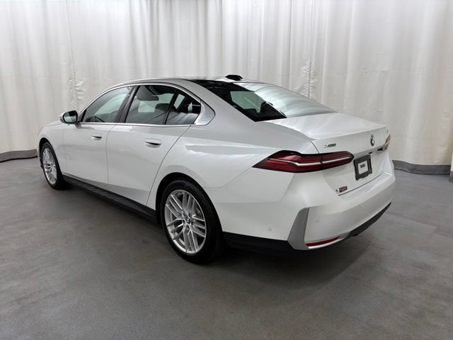 Used 2024 BMW 530i xDrive w/ Premium Package AWD/4WD image 4