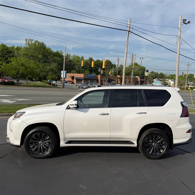 Used 2023 Lexus GX 460 Premium w/ Accessory Package AWD/4WD image 4