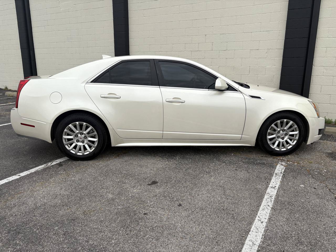 Used 2011 Cadillac CTS Luxury RWD image 4
