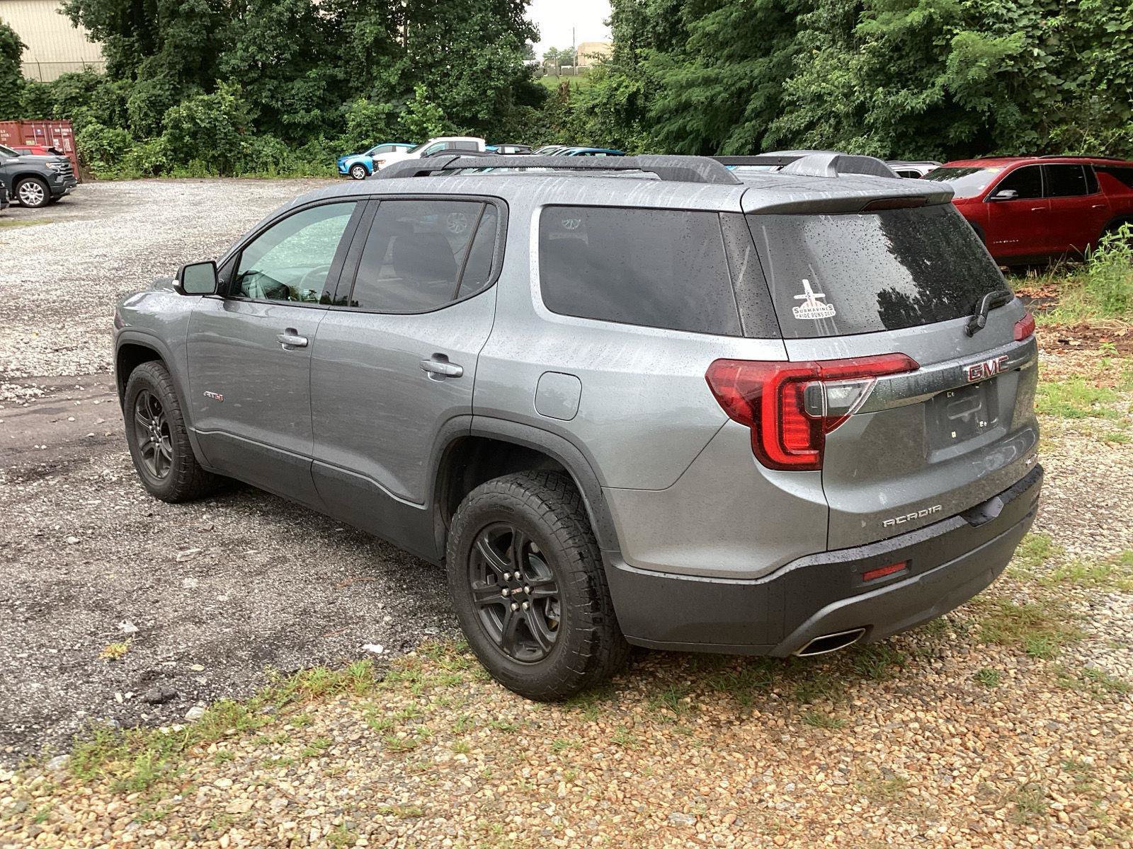 Used 2022 GMC Acadia AT4 w/ Technology Package AWD/4WD image 3