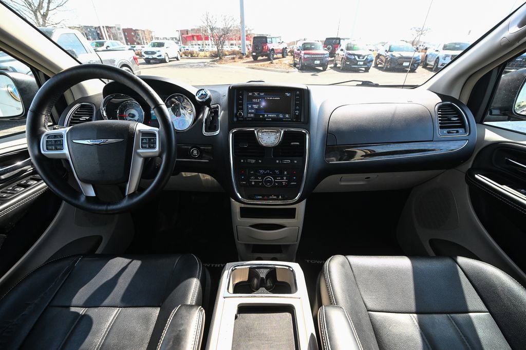 Used 2016 Chrysler Town & Country Touring w/ Driver Convenience Group image 29