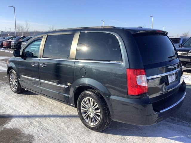 Used 2014 Chrysler Town & Country Touring-L w/ Driver Convenience Group image 7