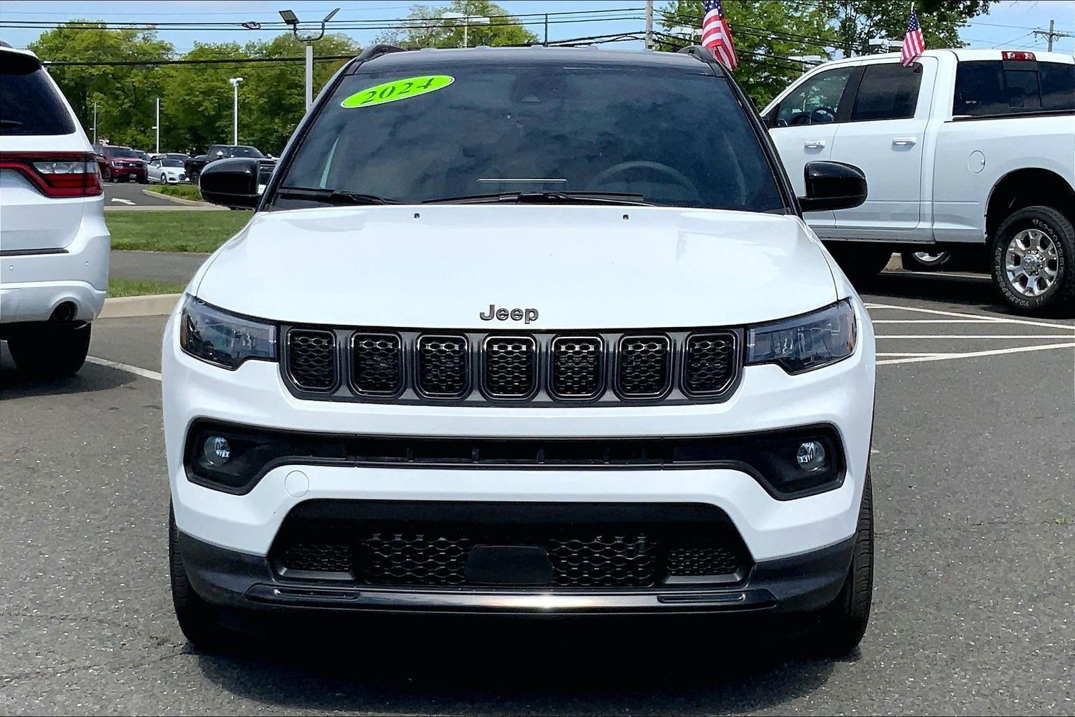Used 2024 Jeep Compass Latitude w/ Convenience Group AWD/4WD image 3