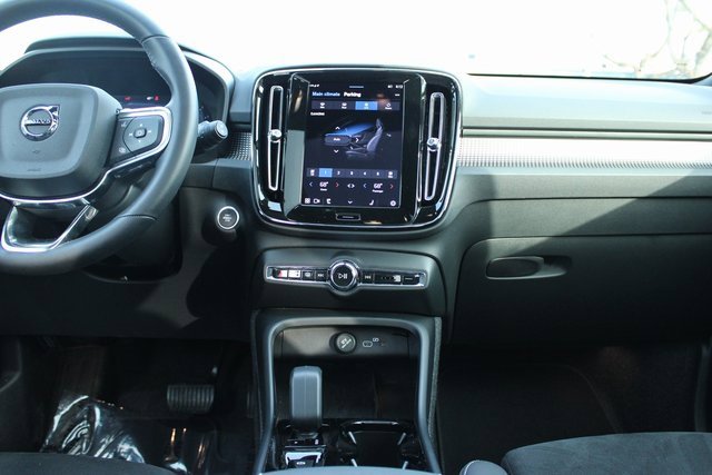 Used 2025 Volvo XC40 B5 Plus image 18