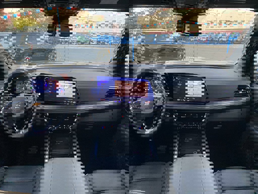 Used 2025 Chevrolet Suburban Premier image 3