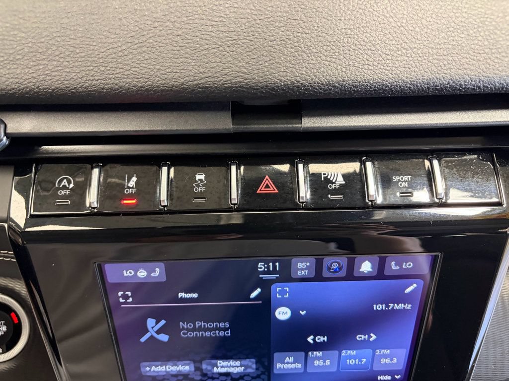 Used 2023 Jeep Grand Cherokee Laredo w/ Luxury Tech Group I AWD/4WD image 15