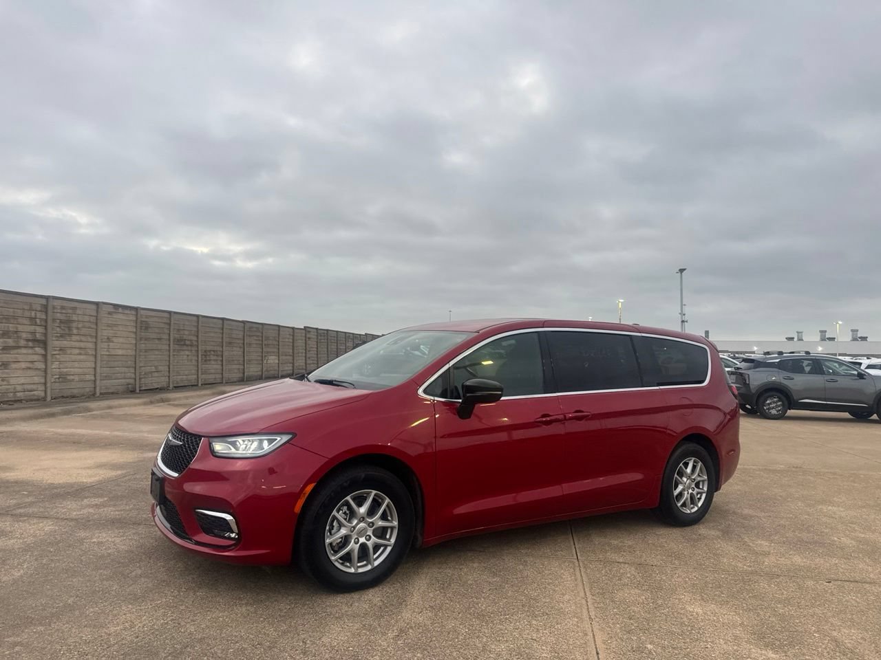 Used 2025 Chrysler Pacifica Select FWD image 9