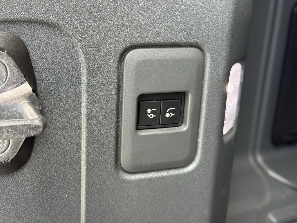Used 2020 Land Rover Defender 110 SE image 15