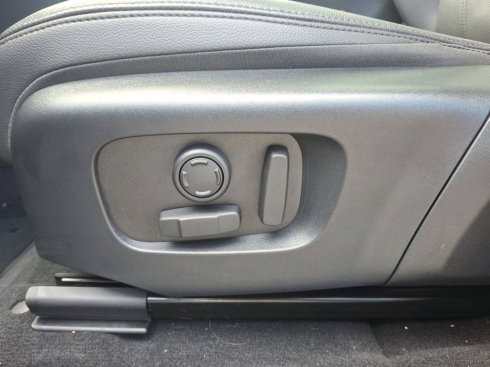 Certified 2025 Land Rover Range Rover Evoque S image 18