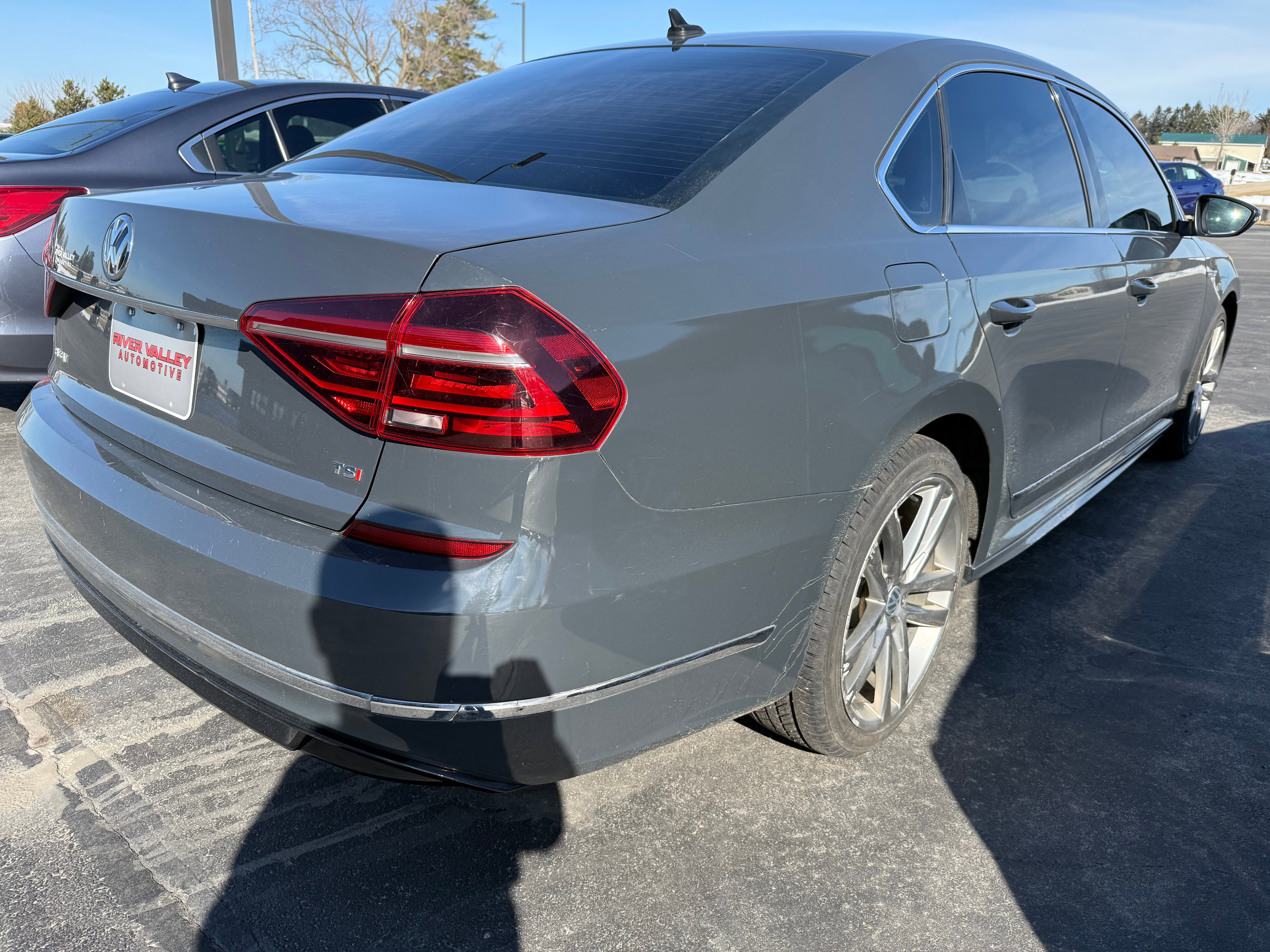 Used 2017 Volkswagen Passat 1.8T R-Line w/ R-Line Lighting Package FWD image 3