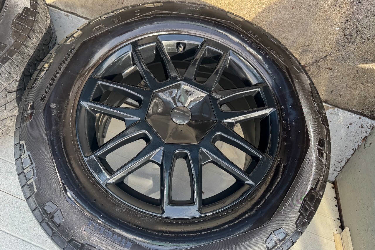 Used 2024 Tesla Cybertruck AWD Crew Cab image 36