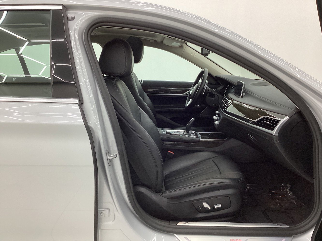 Used 2019 BMW 740i xDrive image 15