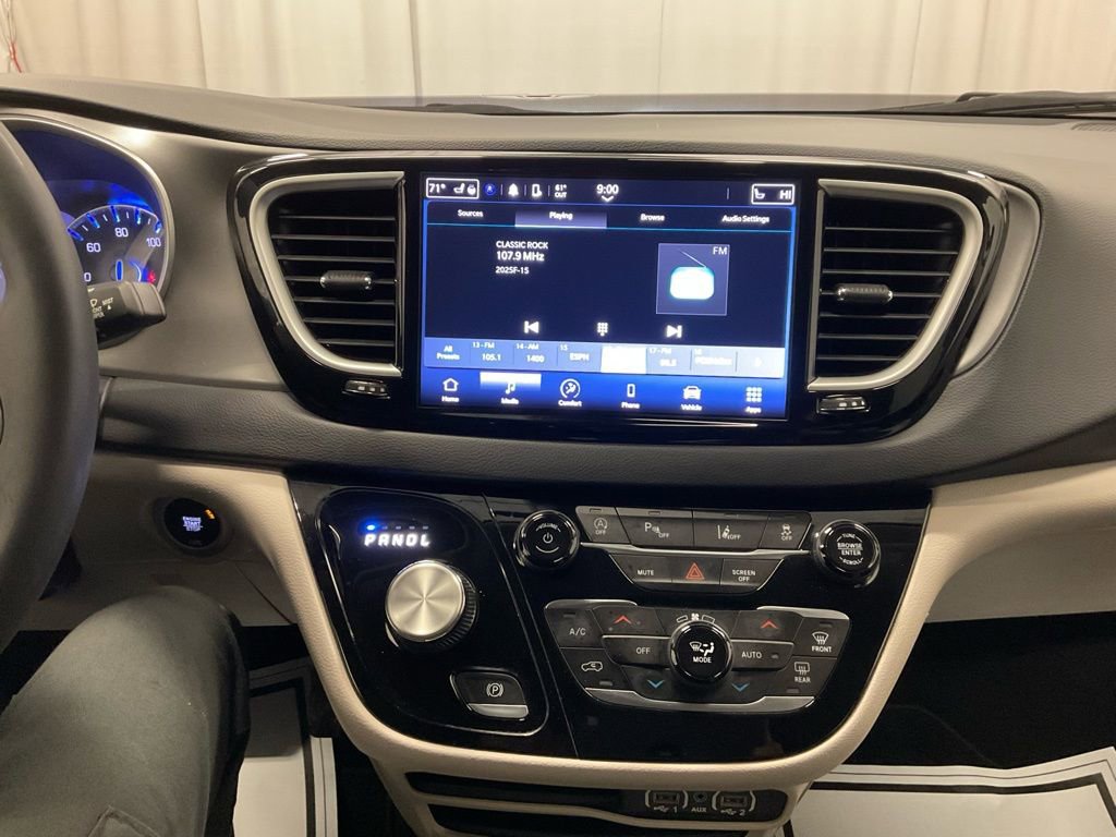 Used 2023 Chrysler Pacifica Touring-L image 21