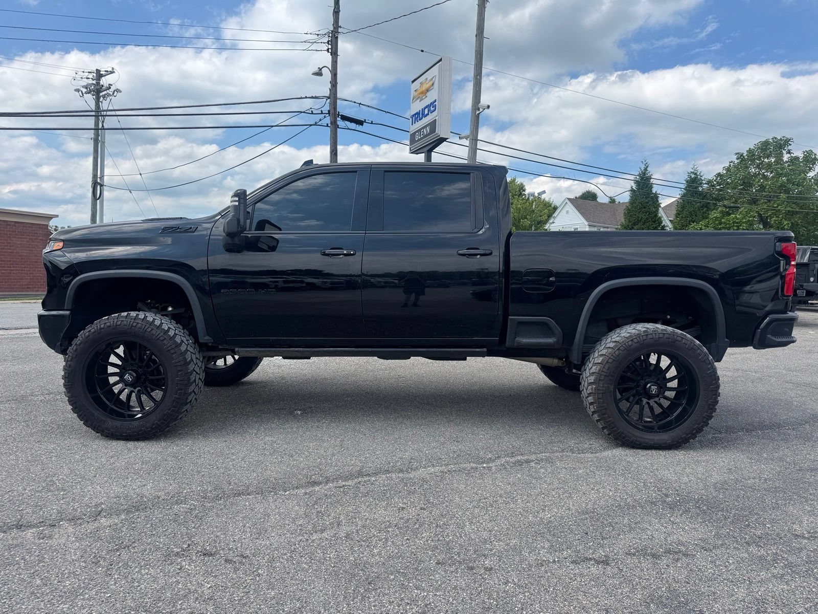 Used 2024 Chevrolet Silverado 2500 LTZ w/ LTZ Plus Package AWD/4WD image 3