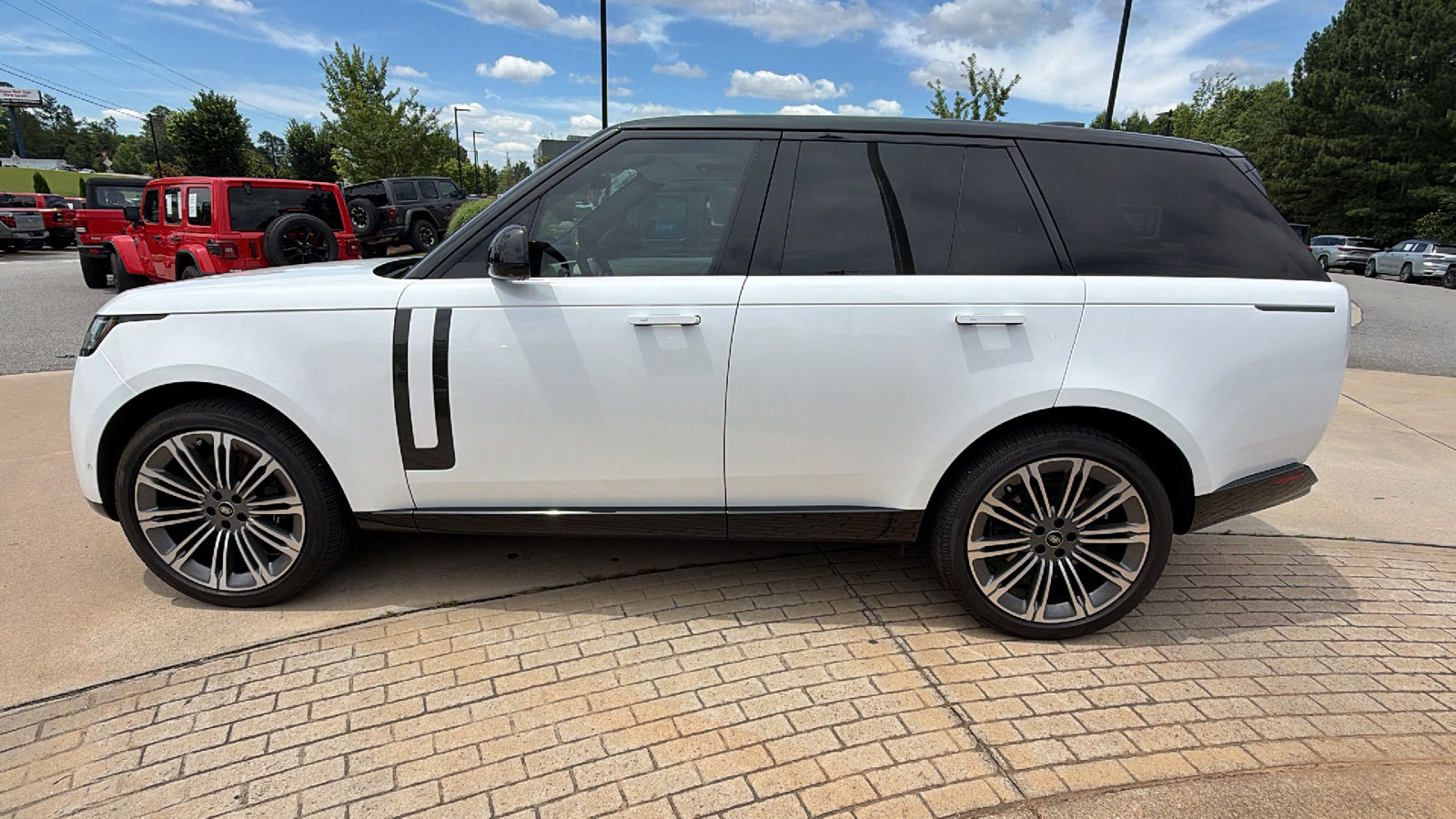 Used 2025 Land Rover Range Rover SE AWD/4WD image 11