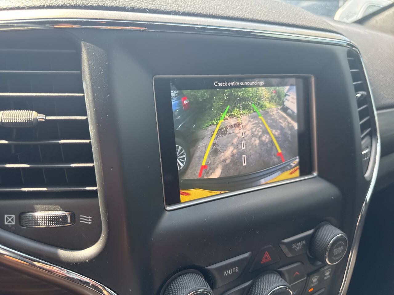 Used 2021 Jeep Grand Cherokee Laredo RWD image 13