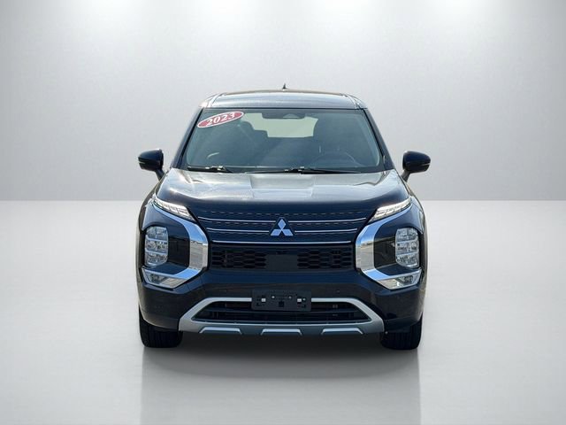 Used 2023 Mitsubishi Outlander SE image 2