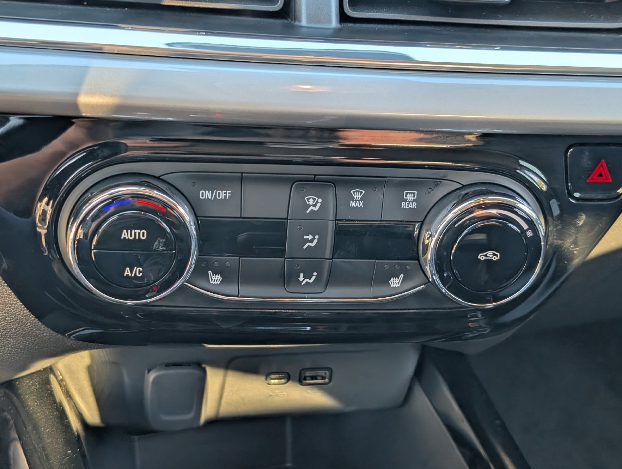 Used 2025 Chevrolet Trax LT w/ LT Convenience Package FWD image 15