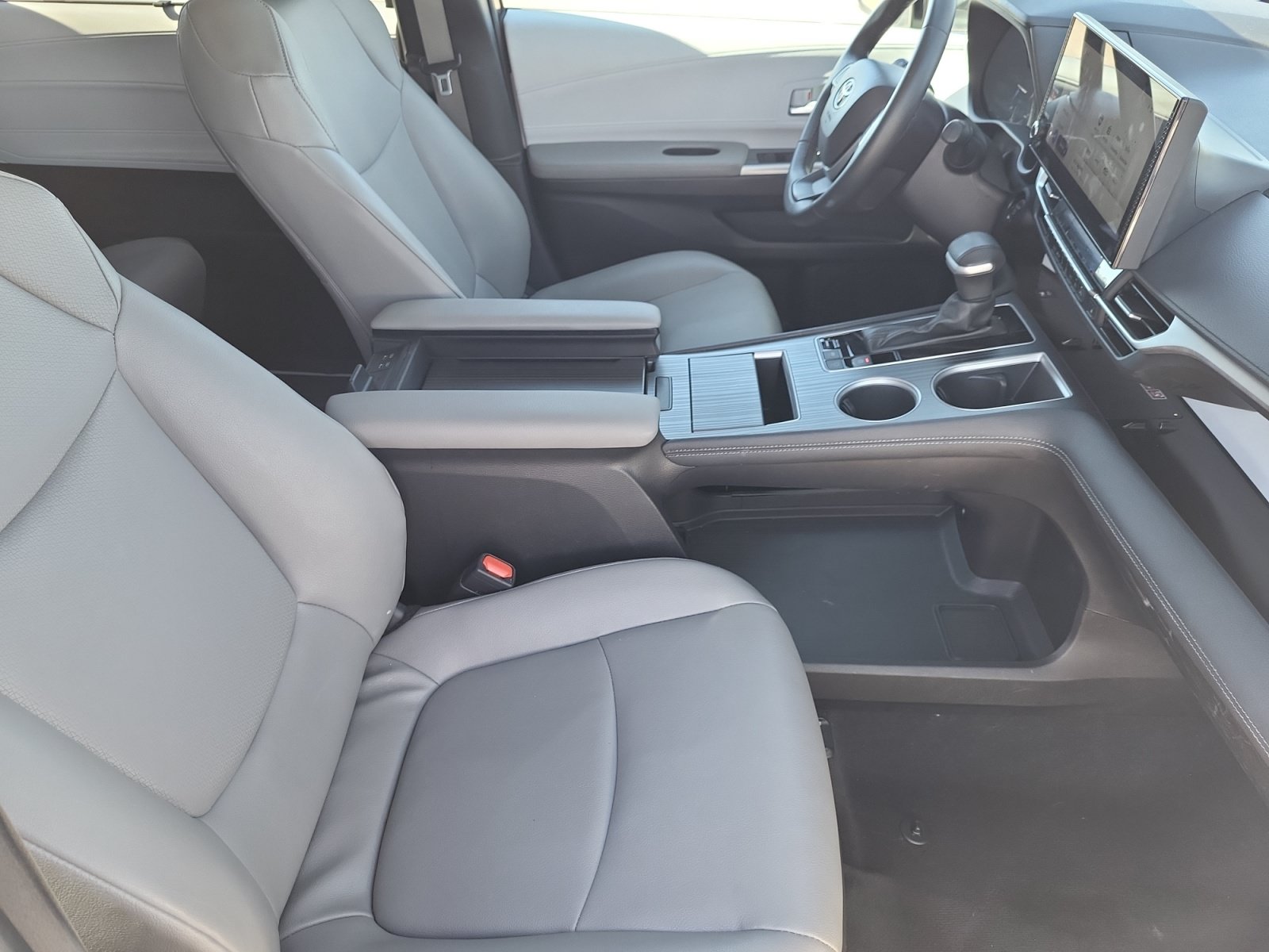 Used 2025 Toyota Sienna XLE FWD image 20