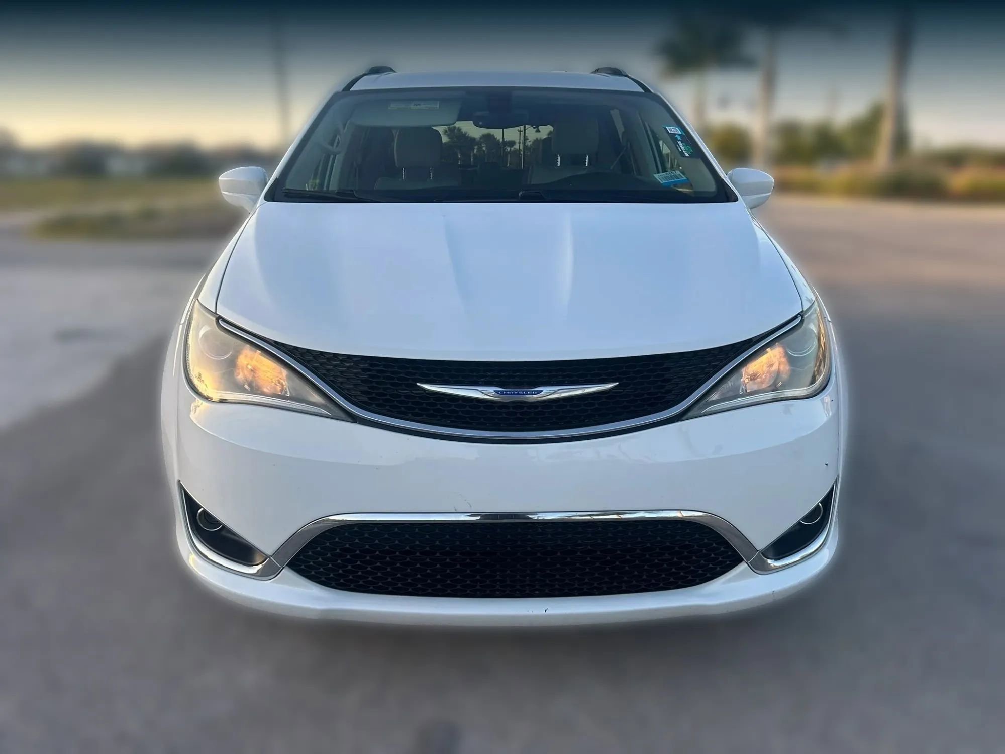 Used 2018 Chrysler Pacifica Touring-L Plus w/ Tire & Wheel Group FWD image 5