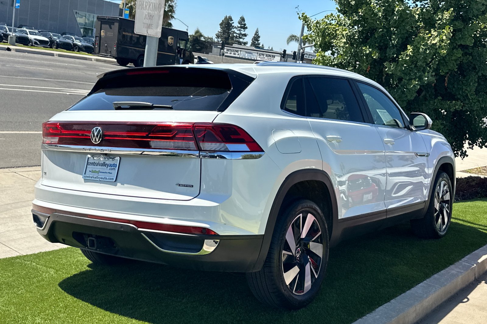 Certified 2024 Volkswagen Atlas Cross Sport SE AWD/4WD image 4