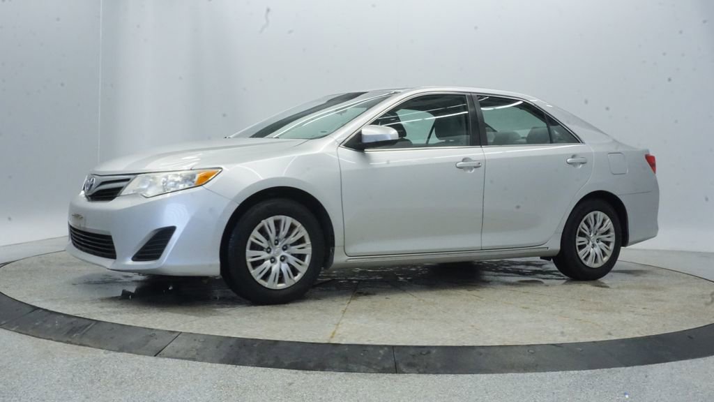 Used 2013 Toyota Camry LE image 2