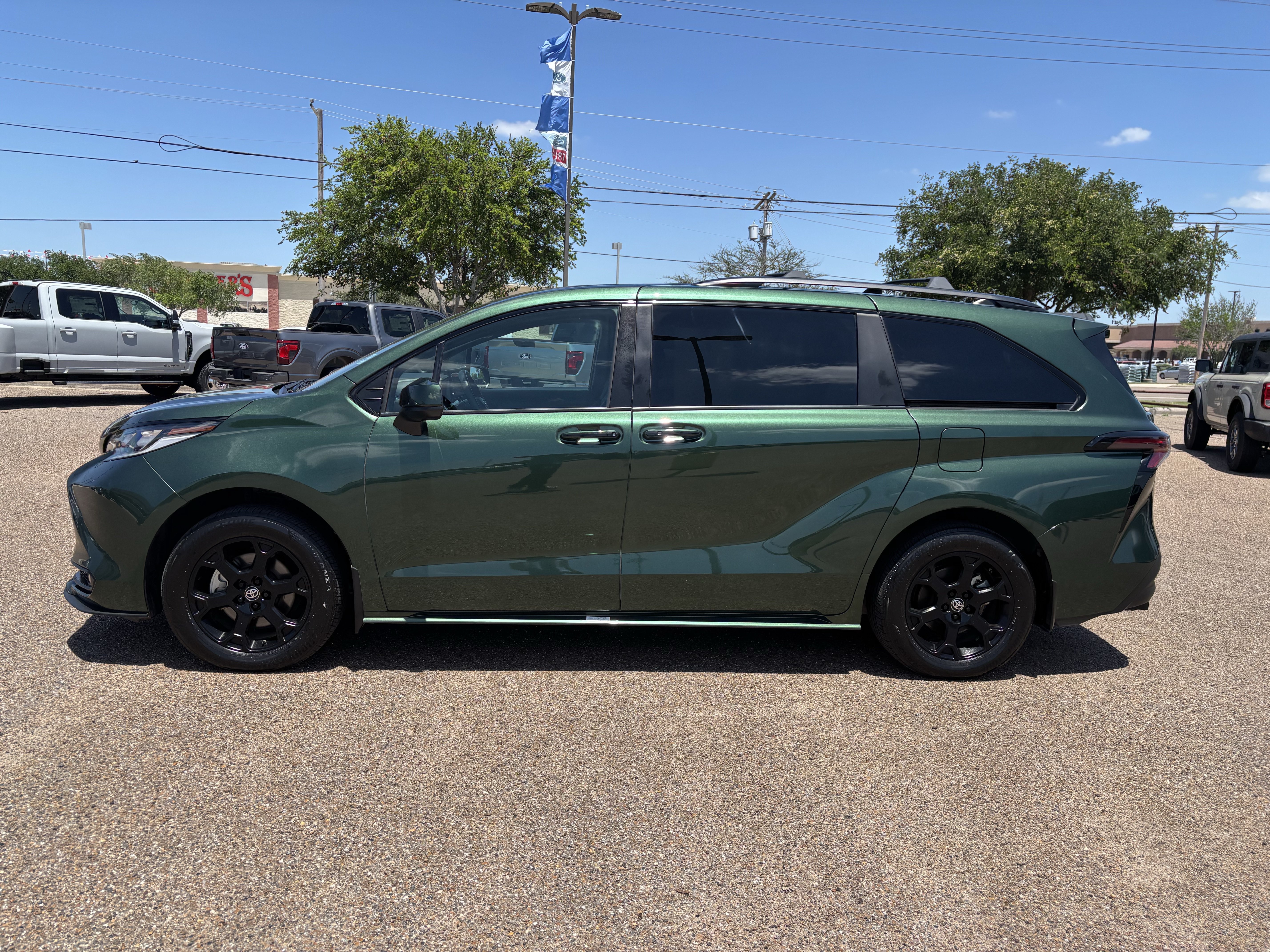 Used 2025 Toyota Sienna XLE Woodland Edition AWD/4WD image 2