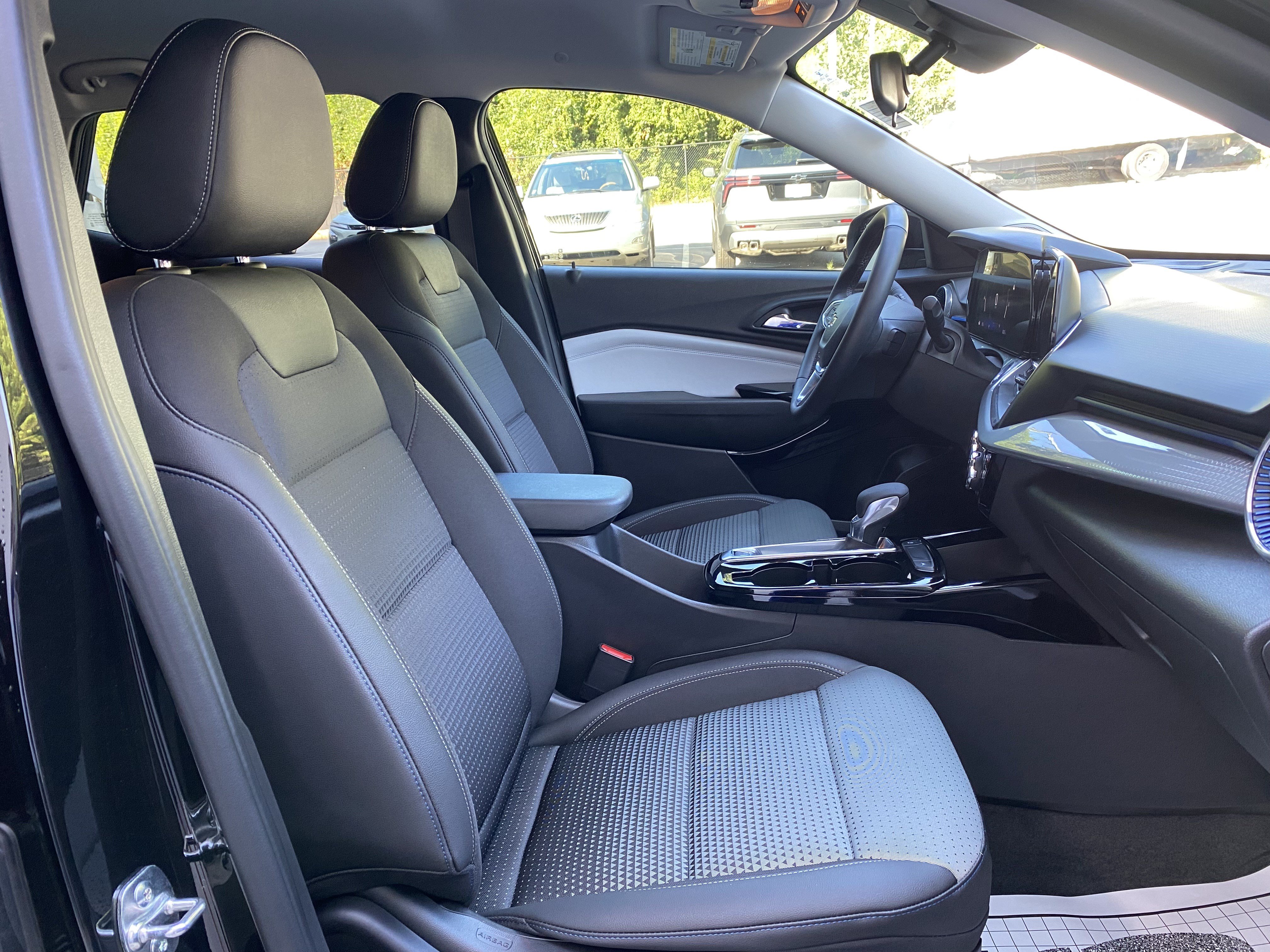 Used 2026 Chevrolet Trax LT w/ LPO, Blackout Package FWD image 33