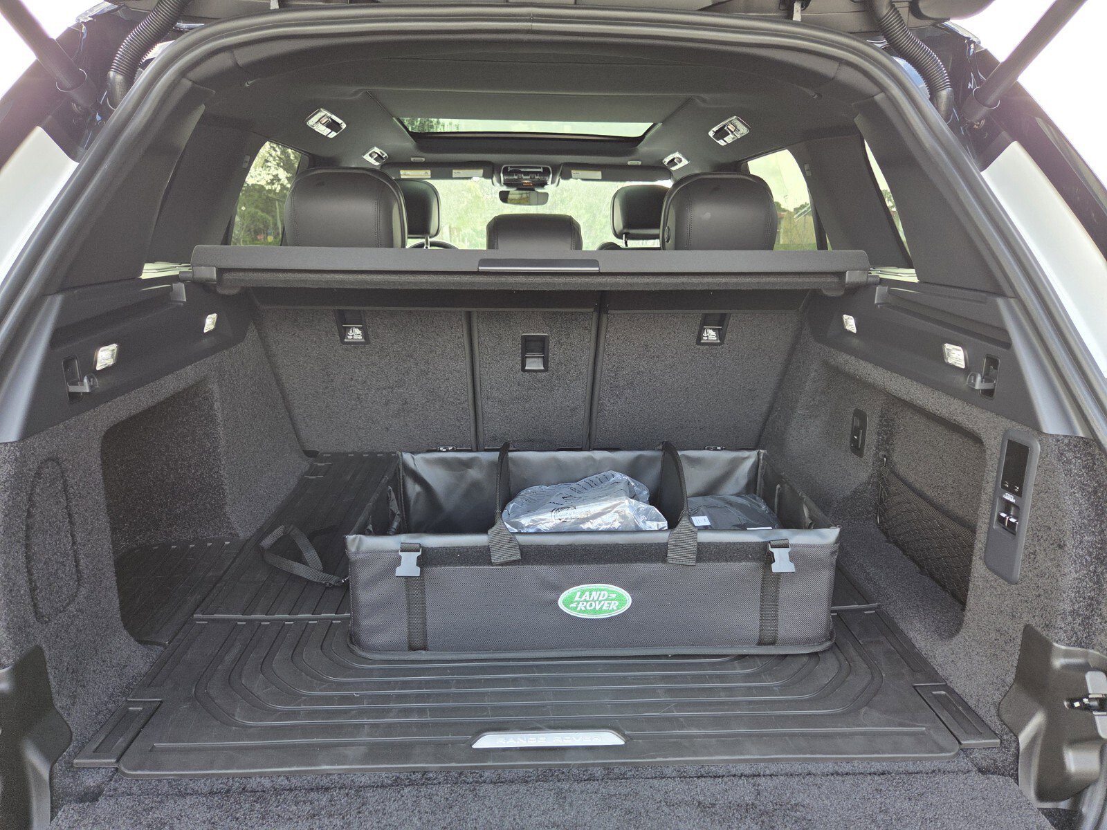 New 2025 Land Rover Range Rover SE image 11