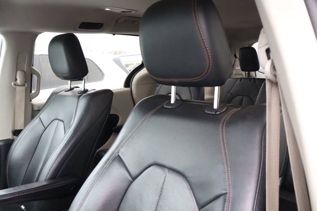 Used 2017 Chrysler Pacifica Touring-L Plus w/ Tire & Wheel Group image 13