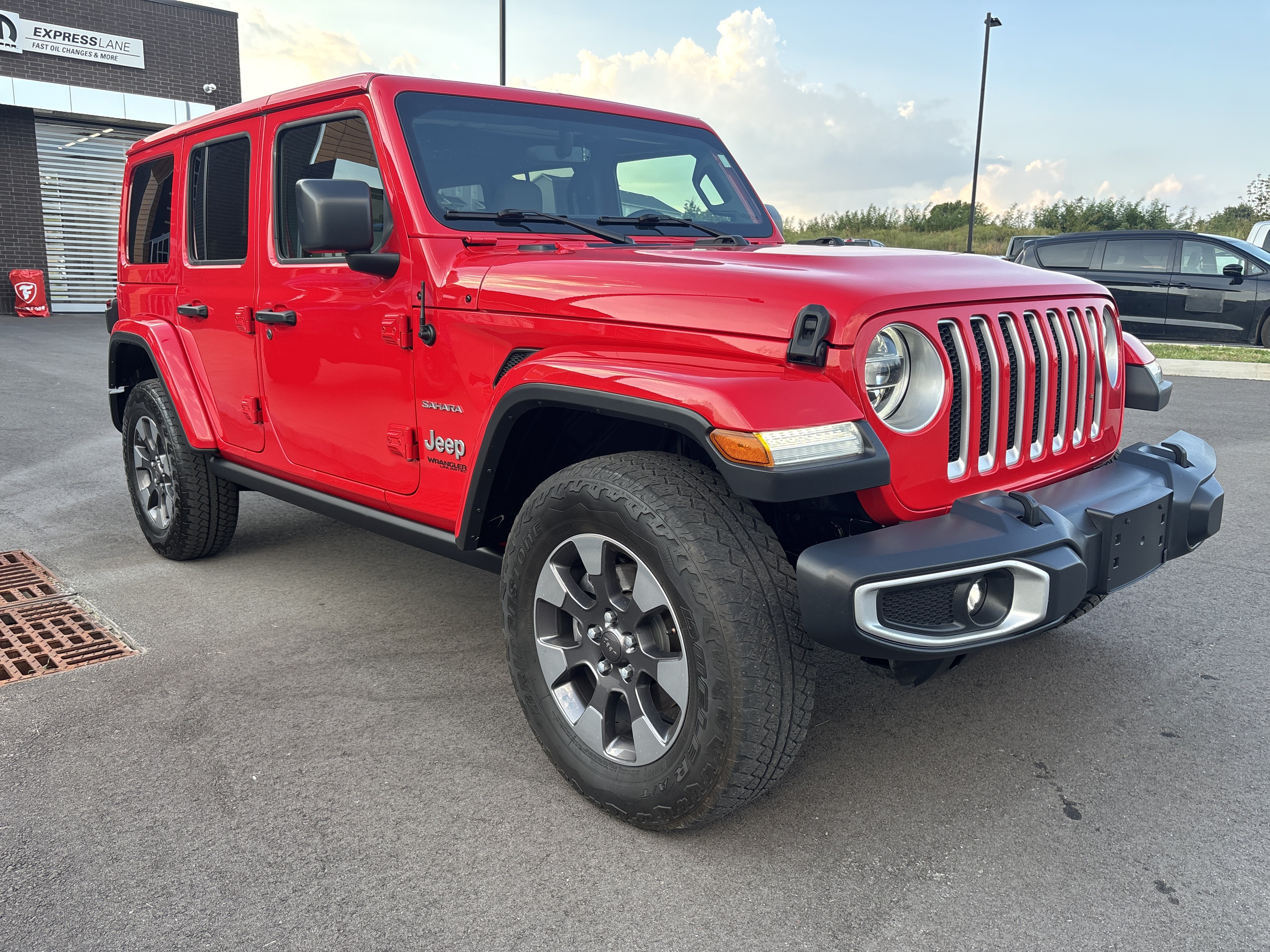 Used 2018 Jeep Wrangler Unlimited Sahara AWD/4WD image 7