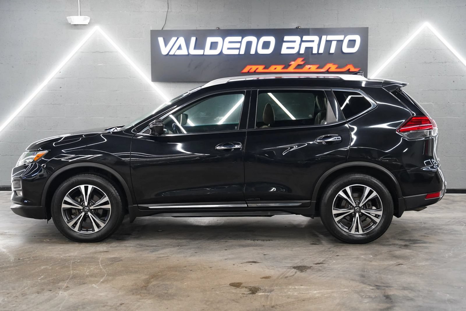 Used 2017 Nissan Rogue SL w/ SL Premium Package FWD image 11
