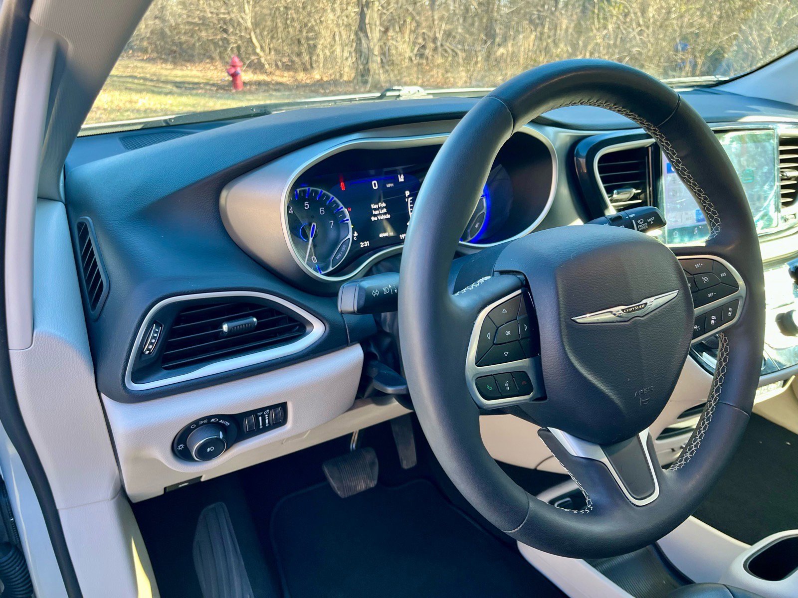 Used 2024 Chrysler Pacifica Touring-L FWD image 9