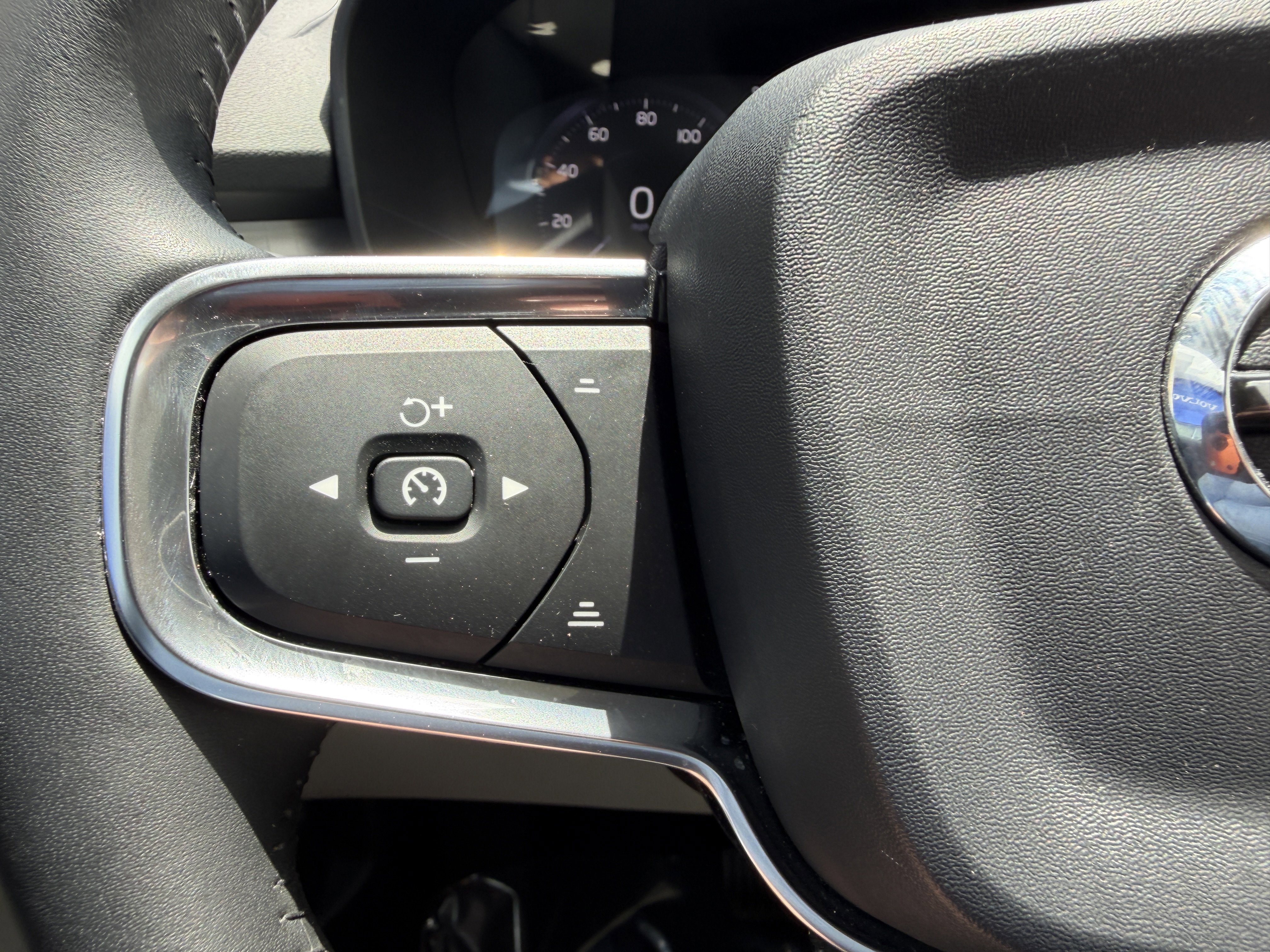 Used 2020 Volvo XC40 T4 Momentum FWD image 31
