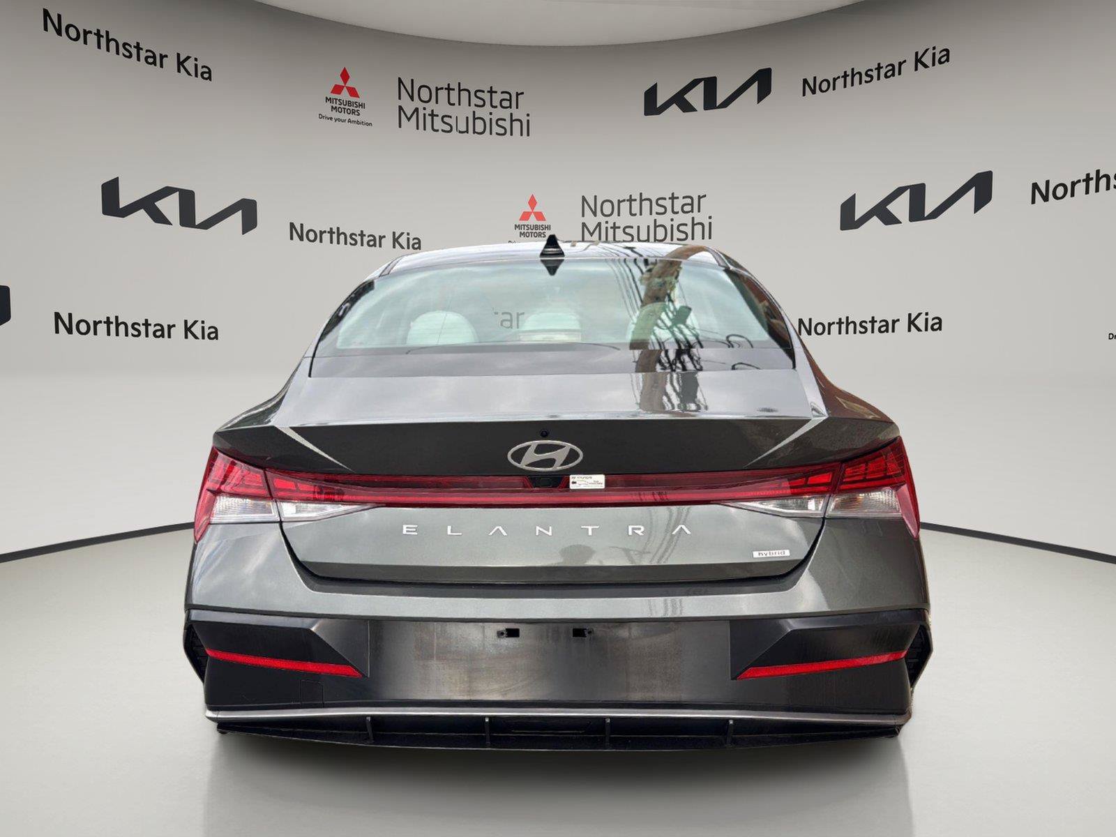 Used 2025 Hyundai Elantra Limited FWD image 5