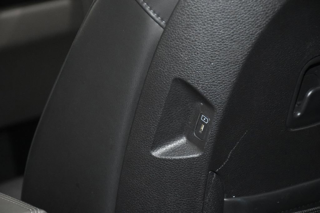 Used 2025 Kia Carnival FWD image 25
