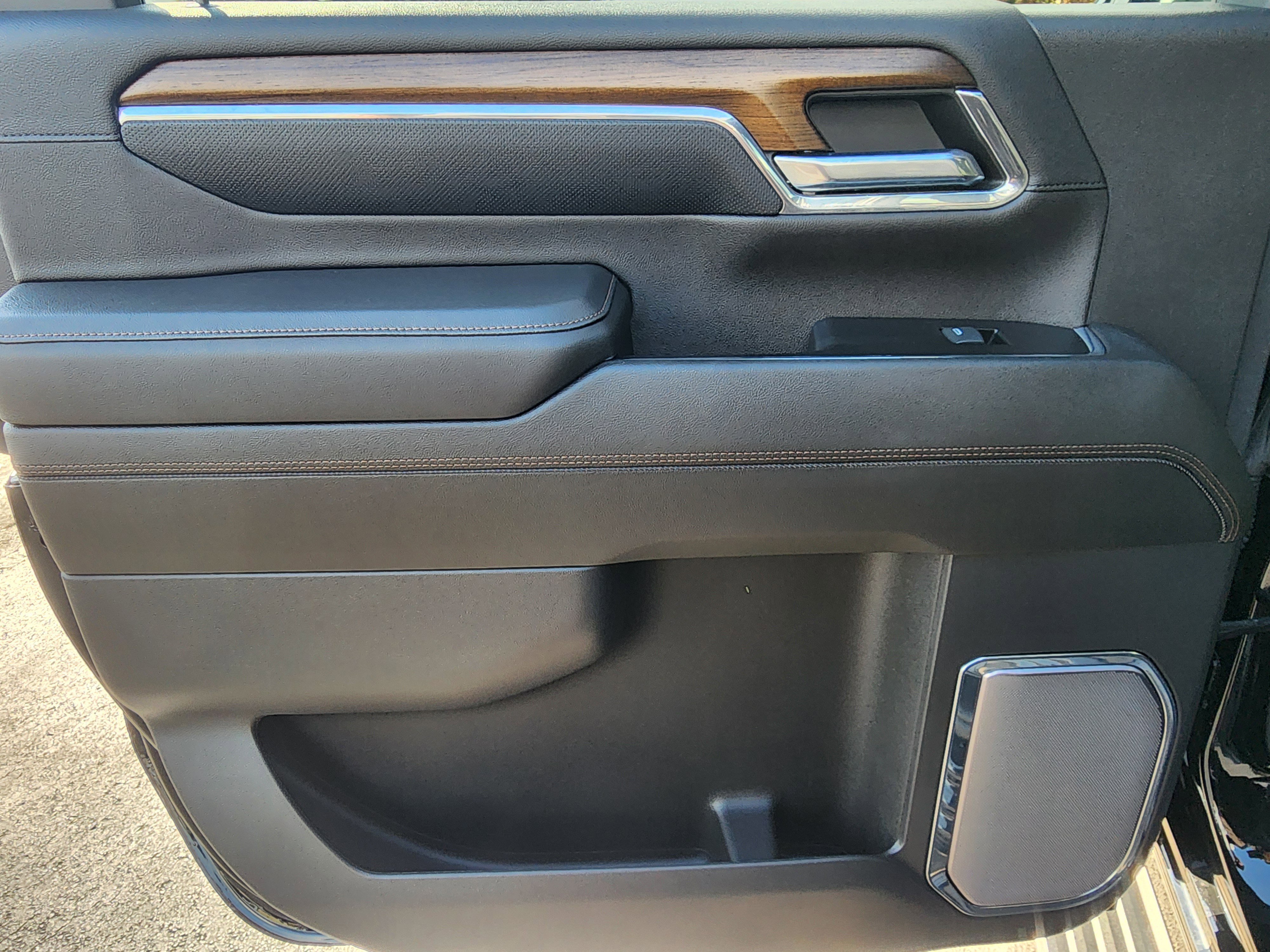 Used 2024 Chevrolet Silverado 2500 High Country w/ High Country Premium Package image 18