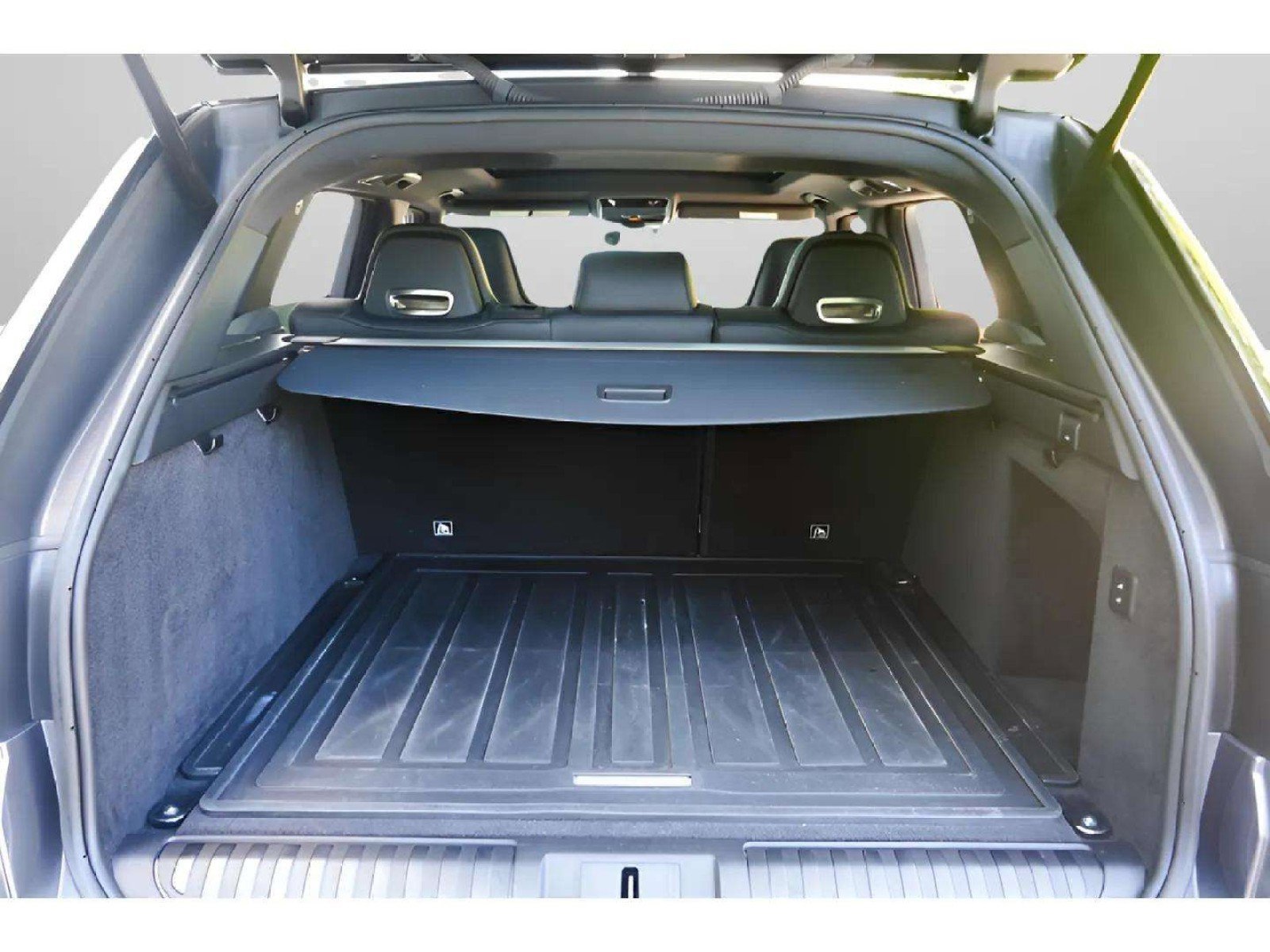 Used 2022 Land Rover Range Rover Sport SVR Carbon Edition image 40