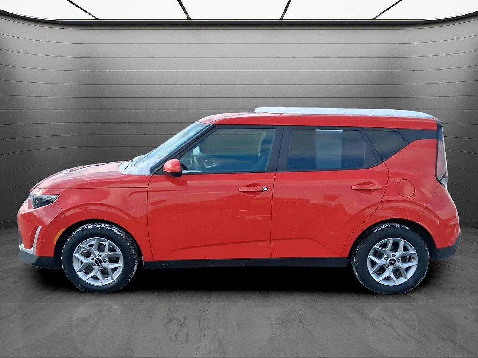 Used 2023 Kia Soul LX w/ LX Technology Package image 3