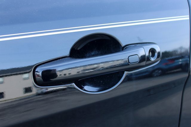 Used 2018 Ford Explorer XLT w/ Equipment Group 202A image 9