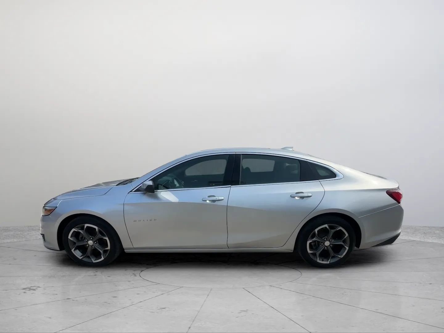 Used 2021 Chevrolet Malibu LT image 2