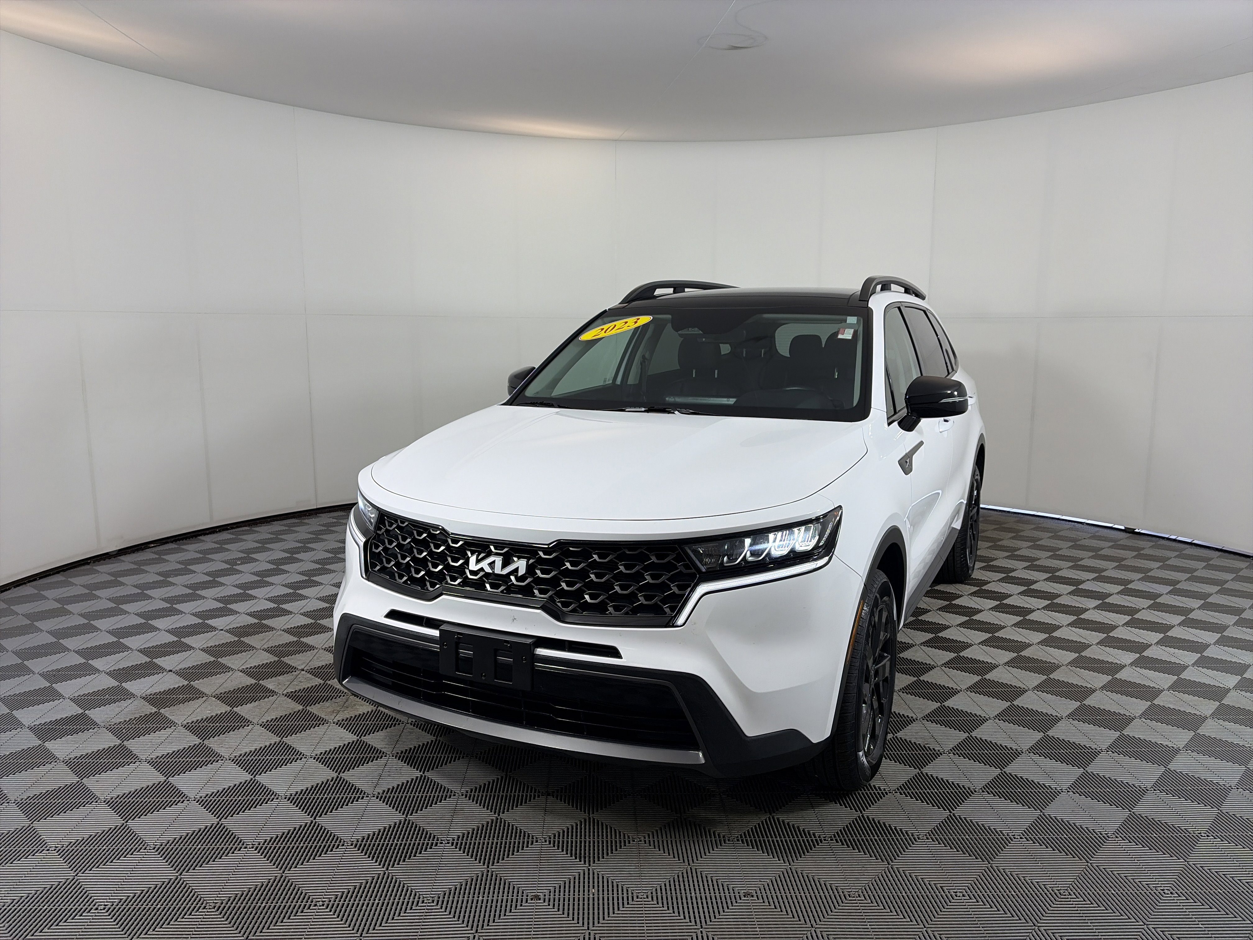 Certified 2023 Kia Sorento S w/ Panoramic Sunroof Package image 2