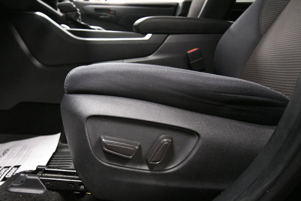 Certified 2023 Toyota Highlander L image 10