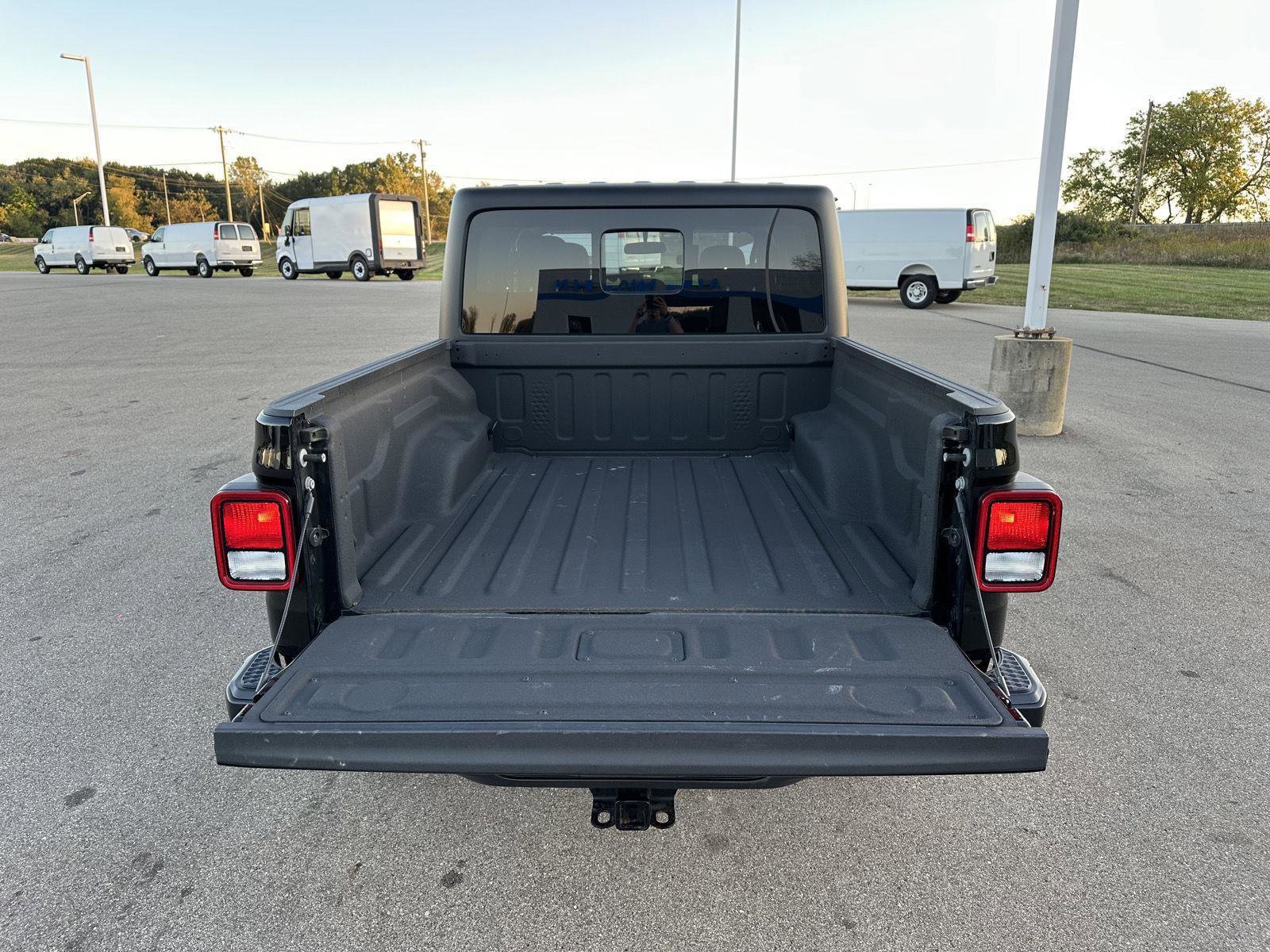 Used 2023 Jeep Gladiator Sport image 5