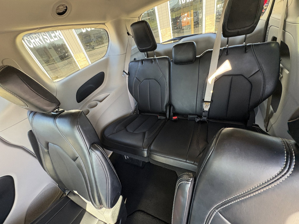 Used 2024 Chrysler Pacifica Touring-L image 20
