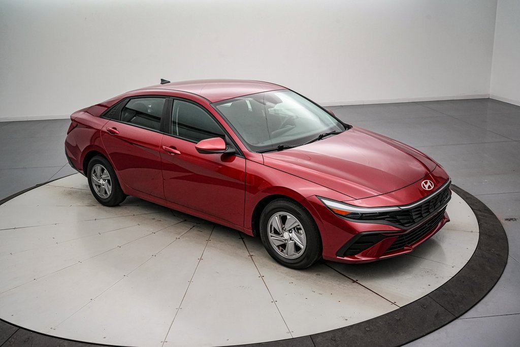 Used 2025 Hyundai Elantra SE image 2