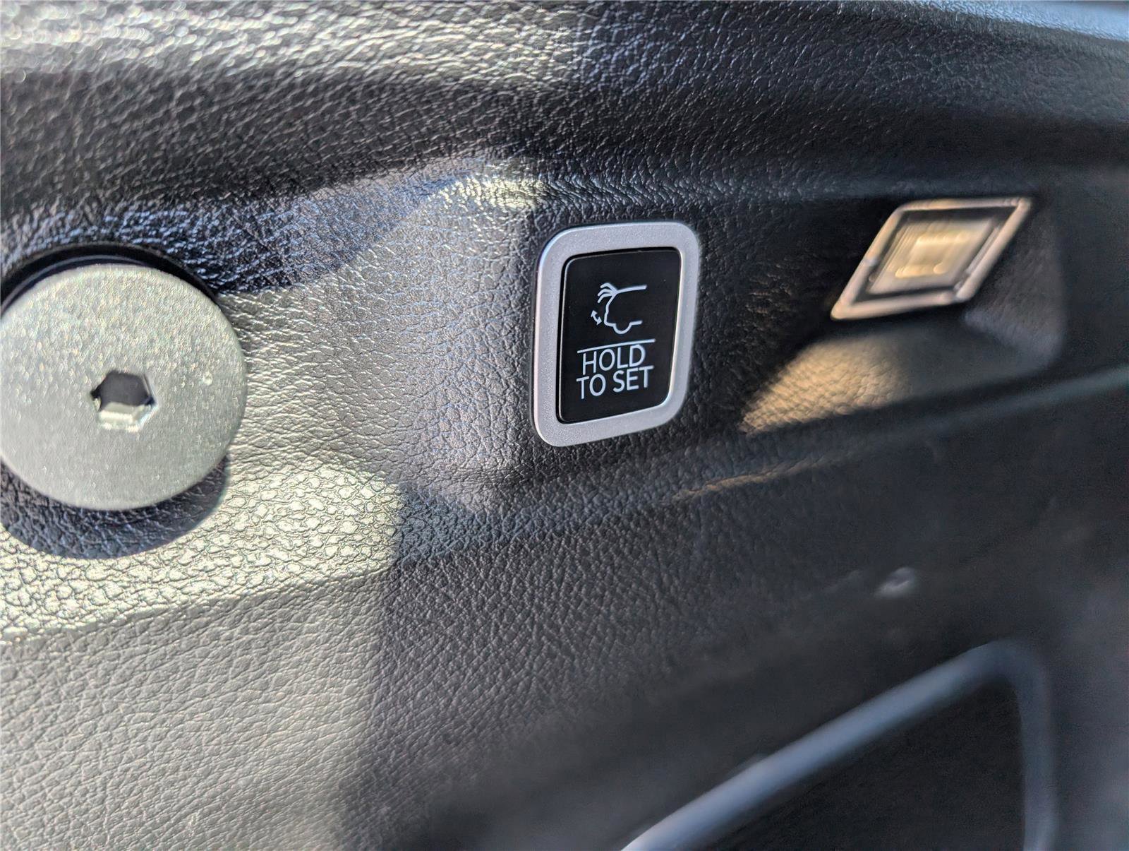 Used 2023 Jeep Grand Cherokee L Limited w/ Luxury Tech Group II image 15