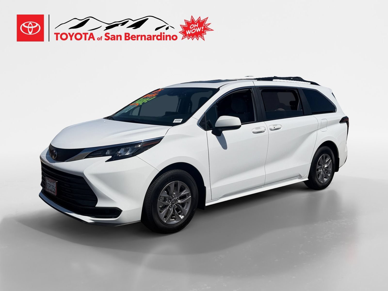 Used 2025 Toyota Sienna LE w/ LE Plus Package FWD image 1