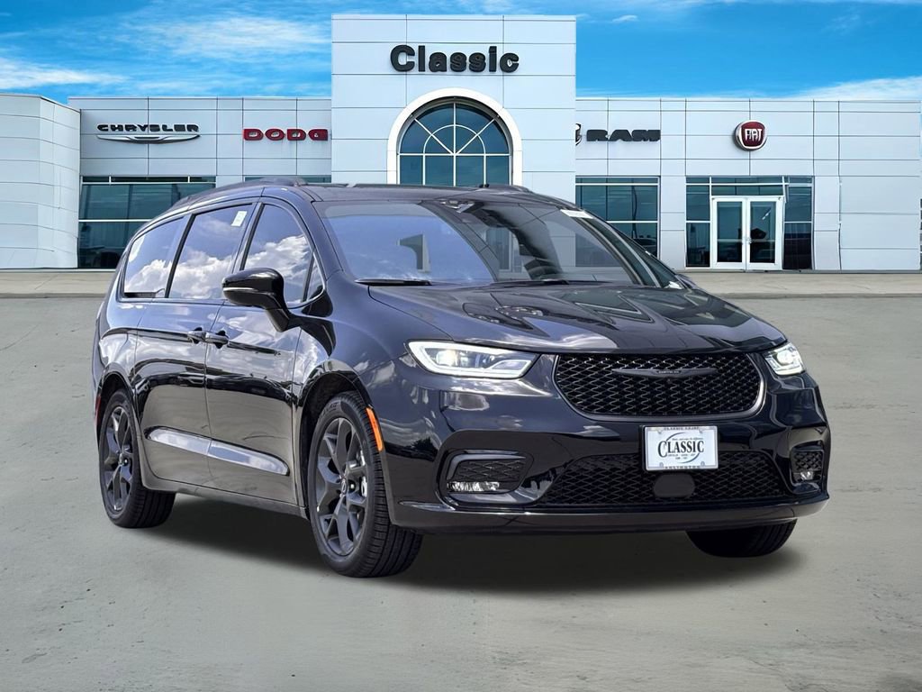 New 2025 Chrysler Pacifica Limited w/ Uconnect Theater Family Group image 1