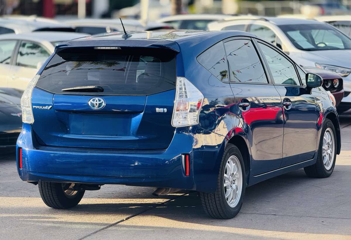 Used 2014 Toyota Prius V Two image 6